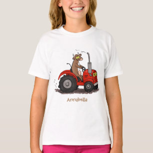 赤いトラクター漫画を運転する可愛い幸せな牛 Tシャツ