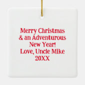 赤いトラックで薪を運ぶクリスマスパーソナライズされた セラミックオーナメント (裏面)