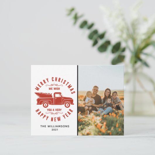 赤いトラックと木のクリスマスツリーの写真 ホリデーシーズン シーズンポストカード (スタンド正面)