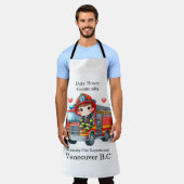 赤いトラックに乗って喜ぶ若い消防士 エプロン (着用した状態)