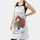 赤いトラックに乗って喜ぶ若い消防士 エプロン (インサイチュ)