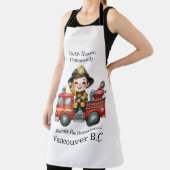 赤いトラックに乗って喜ぶ若い消防士 エプロン (インサイチュ)
