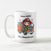 赤いトラックに乗って喜ぶ若い消防士 コーヒーマグカップ (左)