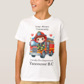 赤いトラックに乗って喜ぶ若い消防士 Tシャツ (正面)