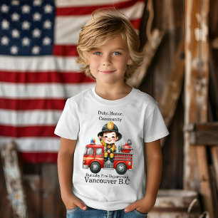 赤いトラックに乗って喜ぶ若い消防士 Tシャツ