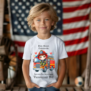 赤いトラックに乗って喜ぶ若い消防士 Tシャツ