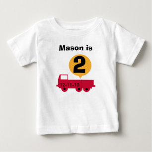 赤いトラックのカスタマイズ可能な誕生日のTシャツ ベビーTシャツ