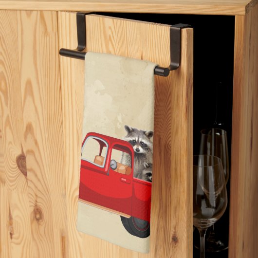 赤いトラックのクリスマスアライグマ キッチンタオル (三つ折り)