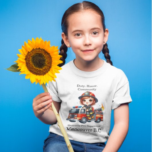 赤いトラックを運転する幸せな消防士 Tシャツ