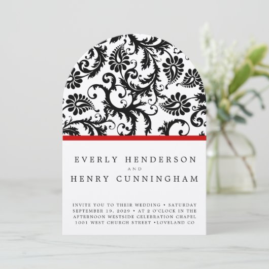 赤いトリムで白に黒いダマスクの渦巻き 招待状 (スタンド正面)