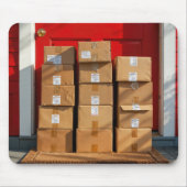 赤いドアの段ボール積み重ね マウスパッド (正面)