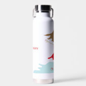 赤いドレスの女の子が瓶を幸せにジャンプさせる ウォーターボトル (正面)