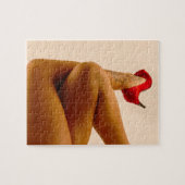 赤いハイヒールが付いている女性の交差させた裸の足 ジグソーパズル (横)