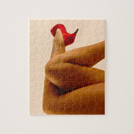 赤いハイヒールが付いている女性の交差させた裸の足 ジグソーパズル (縦)