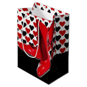 赤いハイヒールが付いている赤く及び黒いハート ミディアムペーパーバッグ (正面アングル)