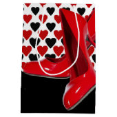 赤いハイヒールが付いている赤く及び黒いハート ミディアムペーパーバッグ (裏面)