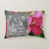 赤いハイビスカスフラワーフレームあなたの写真を追加 アクセントクッション (正面)