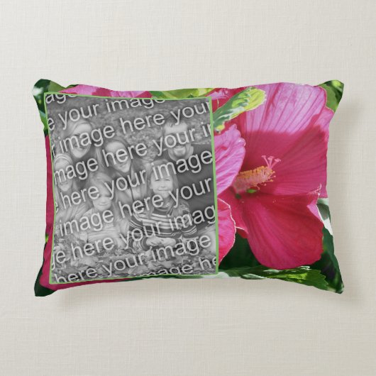 赤いハイビスカスフラワーフレームあなたの写真を追加 アクセントクッション (正面)