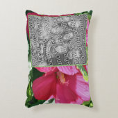 赤いハイビスカスフラワーフレームあなたの写真を追加 アクセントクッション (正面(垂直))