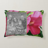 赤いハイビスカスフラワーフレームあなたの写真を追加 アクセントクッション (裏面)