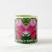 赤いハイビスカスフラワーフレームあなたの写真を追加 ツートーンマグカップ (中央)