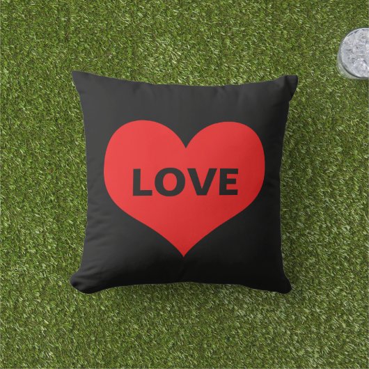 赤いハートがかわいいバレンタインデーのプレゼント飾り アウトドアクッション (芝生)