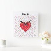 赤いハートとスペックルパターン スクエア壁時計 (ホーム)