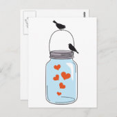 赤いハートと鳥の入った青いメーソンの瓶 ポストカード (正面/裏面)