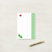 赤いハートのシャムロック文房具 ポストイット (デスク上)