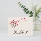 赤いハートのテーブル結婚番号のアイボリーツリー ポストカード (スタンド正面)