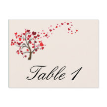 赤いハートのテーブル結婚番号のアイボリーツリー