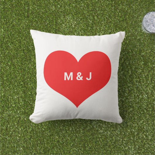 赤いハートのバレンタインデーモノグラムイニシャルカスタム アウトドアクッション (芝生)