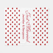 赤いハートのパーソナライズな名前のたった今結婚しましたの結婚式 フリースブランケット (正面(横))