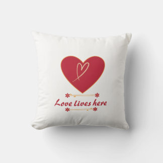 赤いハートのフラワーデザイン - 「Love Lives Here」ロマンティック クッション