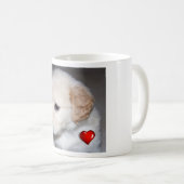 赤いハートのマグを持つゴールデン・リトリーバーの子犬 コーヒーマグカップ (正面右)