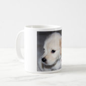 赤いハートのマグを持つゴールデン・リトリーバーの子犬 コーヒーマグカップ (正面左)