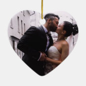 赤いハートの初めてのクリスマス結婚したメリー写真 セラミックオーナメント (裏面)