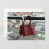 赤いハートの南京錠 ポストカード (正面/裏面)