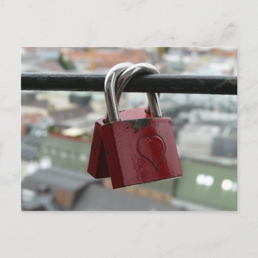 赤いハートの南京錠 ポストカード (正面)