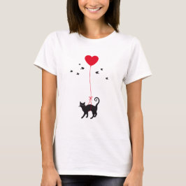 赤いハートの気球および鳥との猫の飛行 Tシャツ