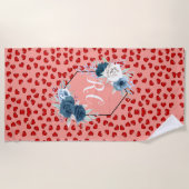 赤いハートはピンクの青モノグラムのい花の模様 ビーチタオル (正面)