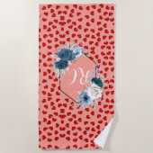 赤いハートはピンクの青モノグラムのい花の模様 ビーチタオル (正面)