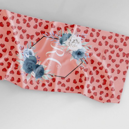 赤いハートはピンクの青モノグラムのい花の模様 ビーチタオル