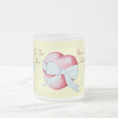 赤いハートは白いリボンの弓ロマンチックで結ばれる フロストグラスマグカップ (中央)