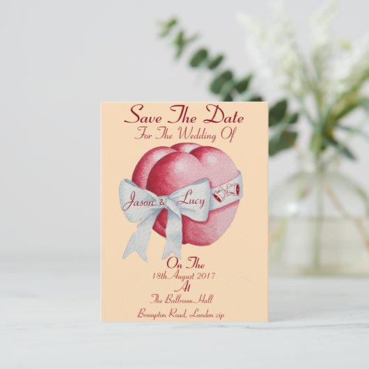 赤いハートは白いリボンを結んだ日付を保存 案内ポストカード (スタンド正面)