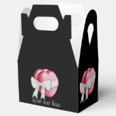 赤いハートは結婚式のために白いリボンで結ばれる フェイバーボックス (オープン)