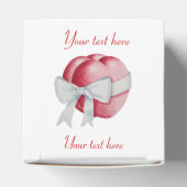 赤いハートは結婚式のために白いリボンで結ばれる フェイバーボックス (上部)