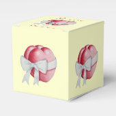 赤いハートは結婚式のために白い弓で結ばれる フェイバーボックス (正面サイド)