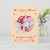 赤いハートを白い弓で結ユニーク結婚ぶ 招待状 (スタンド正面)