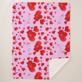 赤いハートインフィニティイニシャルモノグラムオンピンク | シェルパブランケット (正面)